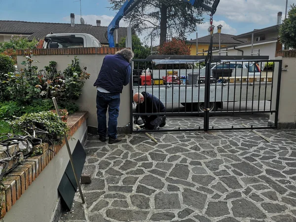 Demirci Işçileri Dökme Demir Bir Kapı Kurma Niyetindeler — Stok fotoğraf