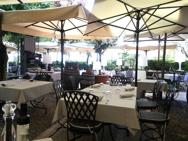Tische Und Sonnenschirme Eingang Zum Außenrestaurant — Stockfoto
