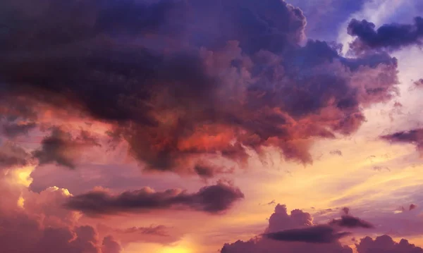 Naplemente Vörös Felhős Felhőkkel — Stock Fotó