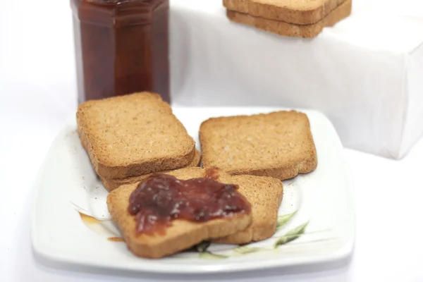 Sneetjes volkoren brood met jam voor — Stockfoto