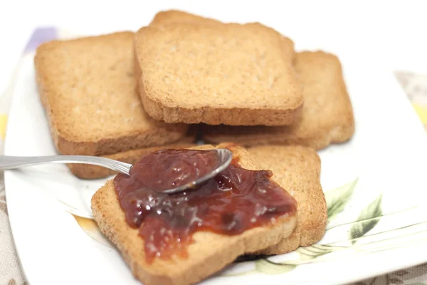 Sneetjes volkoren brood met jam voor — Stockfoto