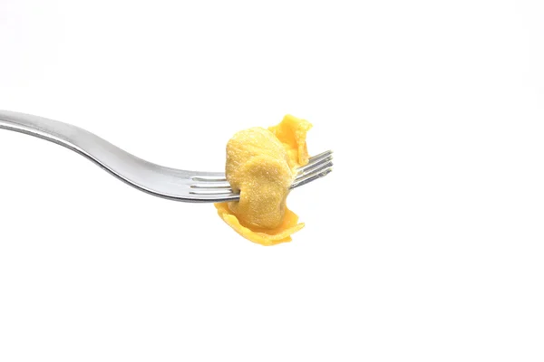 Tortellini rellenos de pasta en tenedor —  Fotos de Stock