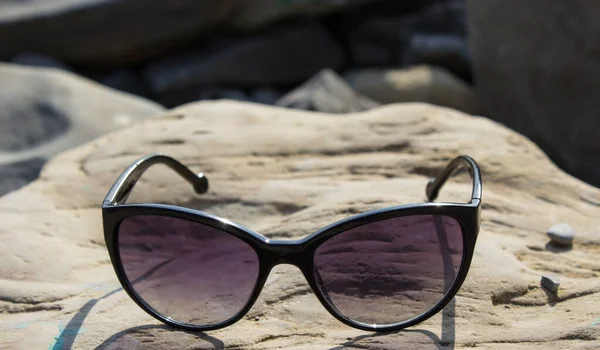 Sluneční Brýle Vlevo Skále Během Odpočinku — Stock fotografie