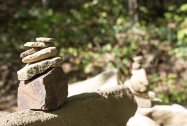 Turistlerin ruhsal bölgelerde bıraktıkları küçük bir taş piramit.