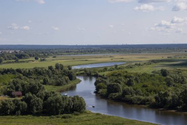 Güneşli yaz havasında güzel doğal manzara
