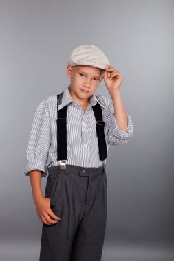 Kameraya bakarak eski moda çocuk