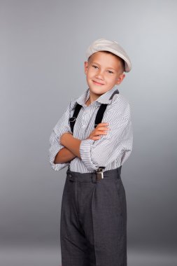 Kameraya bakarak eski moda çocuk