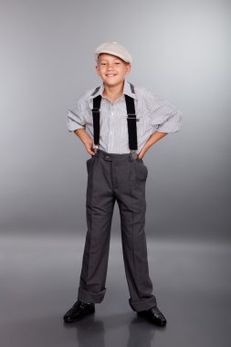 Kameraya bakarak eski moda çocuk