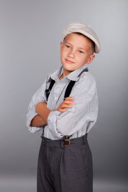 Kameraya bakarak eski moda çocuk