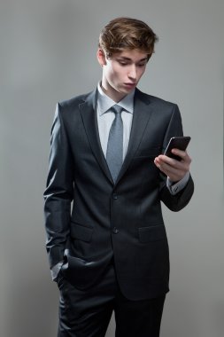 Genç işadamı cep telefonu kullanıyor.