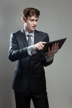 Dokunmatik ekran bilgisayar ile genç işadamı