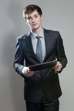 Dokunmatik ekran bilgisayar ile genç işadamı