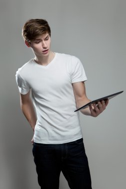 Dijital tablet kullanan genç adam