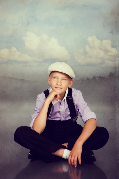 Altmodischer Junge sitzend. Foto im Retro-Stil. — Stockfoto