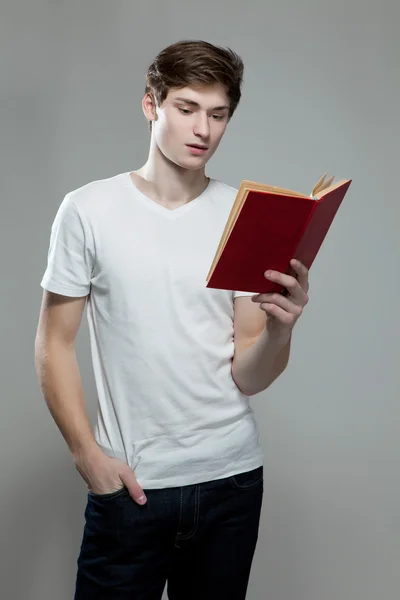Young man reading a book — Stock Photo, Image