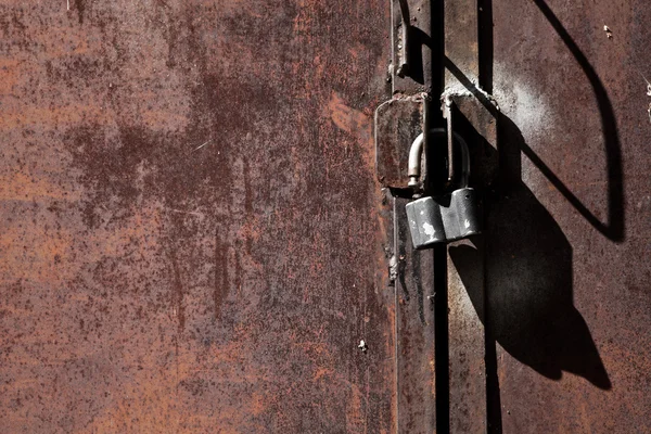 锈迹斑斑的铁解锁设计之门 — 图库照片
