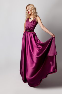 güzel kadın model şık elbise poz