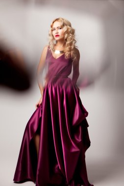 güzel kadın model şık elbise poz