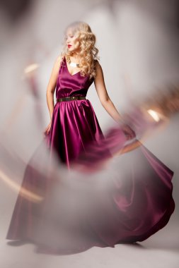 güzel kadın model şık elbise poz