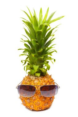 Beyaz izole güneş gözlüğü takıyor ananas