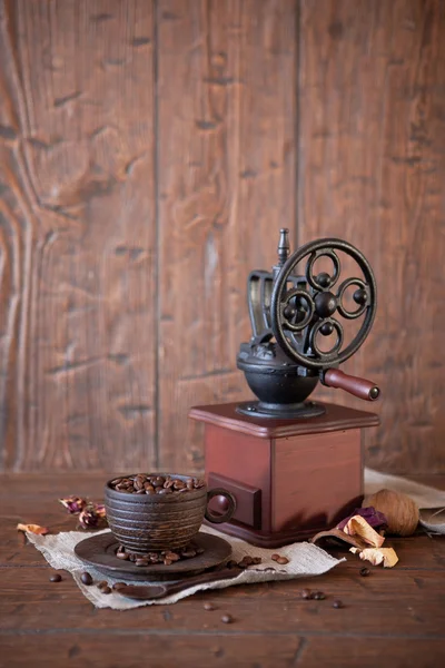Tasse Kaffee mit Bohnen und Mühle — Stockfoto