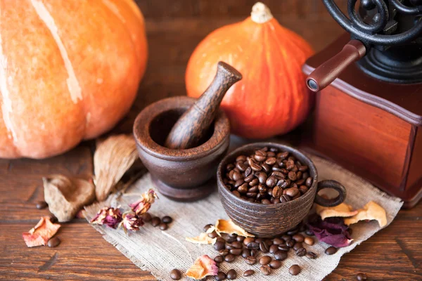 Cup of coffee with beans and grinder. — Stock Photo, Image