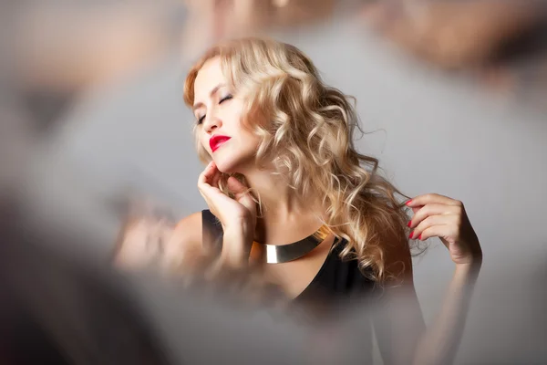 Mooie vrouw model poseren in elegante jurk — Stockfoto