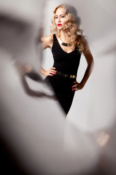 मोहक ड्रेस मध्ये पोझिंग सुंदर महिला मॉडेल — स्टॉक फोटो, इमेज