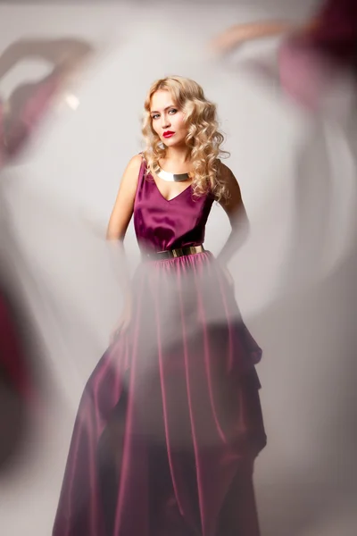 Belle femme modèle posant dans une robe élégante — Photo