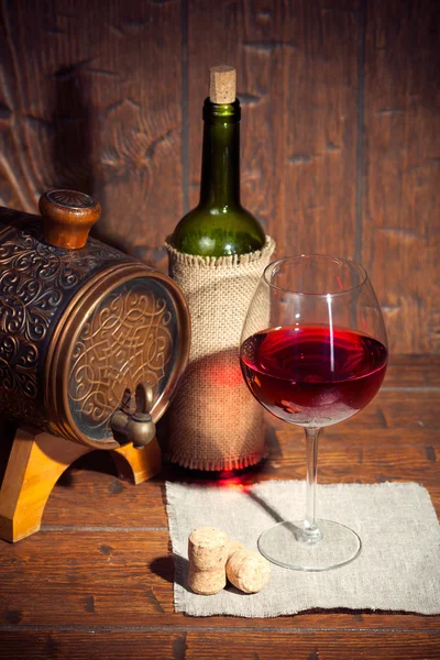 Botella de vino con vidrio sobre fondo de madera — Foto de Stock