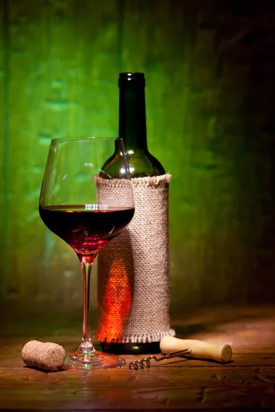 Viinipullot lasi puinen tausta — kuvapankkivalokuva
