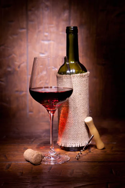 Μπουκάλια κρασιού με γυαλί σε ξύλινα φόντο — Φωτογραφία Αρχείου