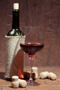ahşap zemin üzerinde cam şarap şişeleri