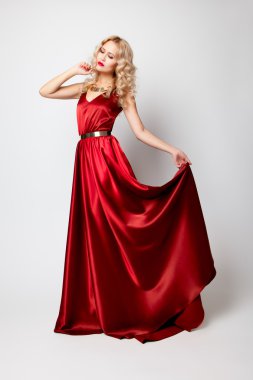 Güzel kadın model kırmızı elbiseyle poz