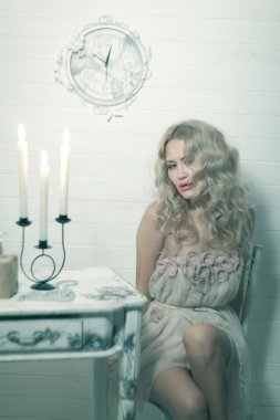 Güzel sarışın kadın beyaz bir iç