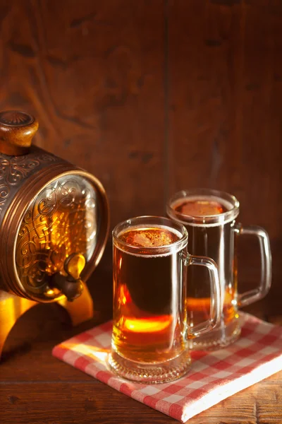 Canecas de cerveja e barril pequeno — Fotografia de Stock