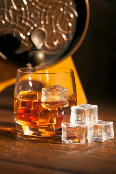 Glas whisky med is på träbord — Stockfoto