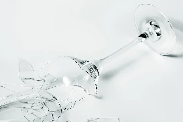 Zerbrochenes Weinglas auf Weiß — Stockfoto