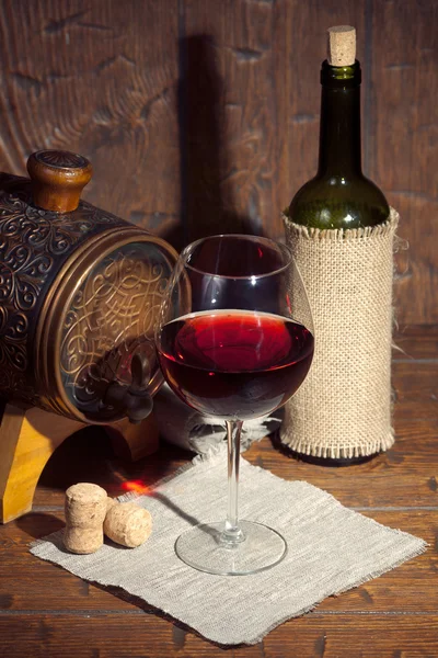 Botella de vino con vidrio sobre fondo de madera — Foto de Stock