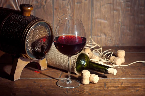 Botella de vino con vidrio sobre fondo de madera — Foto de Stock