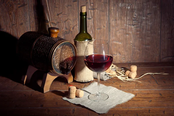 Botella de vino con vidrio sobre fondo de madera — Foto de Stock