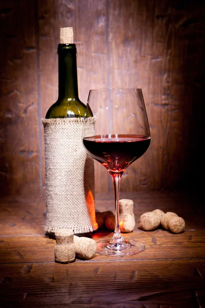 Μπουκάλια κρασιού με γυαλί σε ξύλινα φόντο — Φωτογραφία Αρχείου