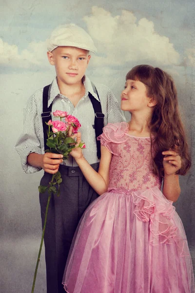 Der Junge schenkt dem Mädchen eine Blume — Stockfoto