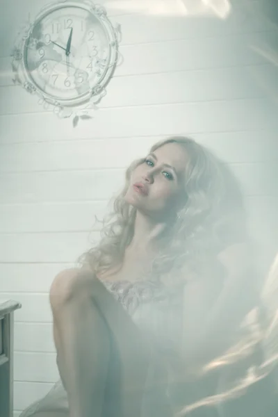 Mooie blonde vrouw in een witte interieur — Stockfoto