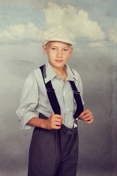 Ouderwetse jongen op zoek naar de camera — Stockfoto