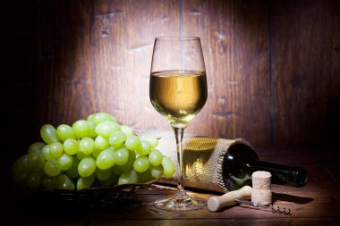 ahşap zemin üzerinde cam şarap şişeleri