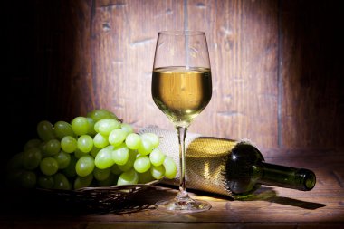 ahşap zemin üzerinde cam şarap şişeleri