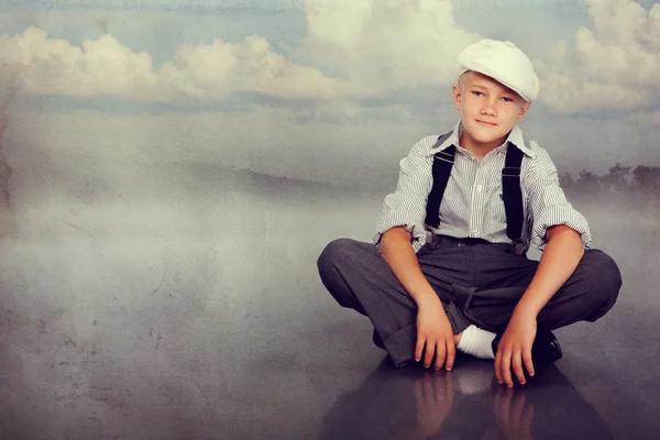 Ouderwetse jongen op zoek naar de camera — Stockfoto