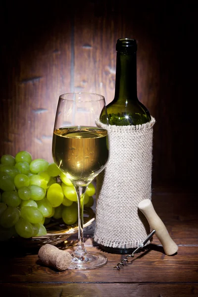 Botellas de vino con vidrio sobre fondo de madera — Foto de Stock