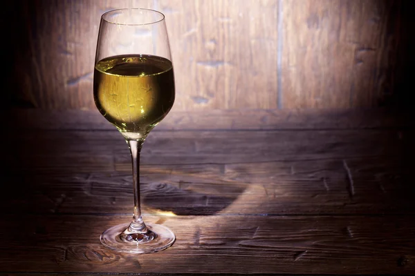 Copa de vino blanco sobre fondo de madera — Foto de Stock